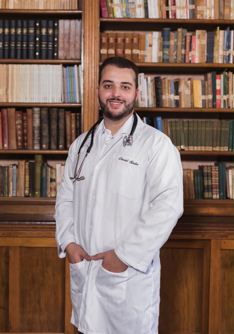 Daniel Sinder, fisioterapeuta domiciliar em Nova Friburgo, de jaleco branco